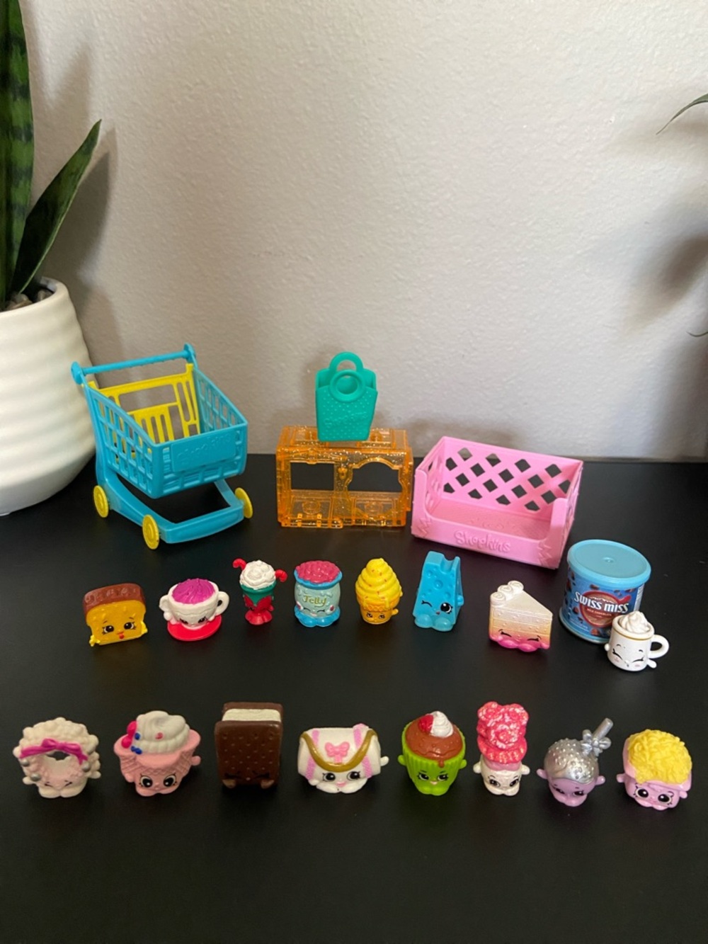 Shopkins Playset: Blue Shopping Cart, Basket, Bag & Display Box (16 Shopkins)